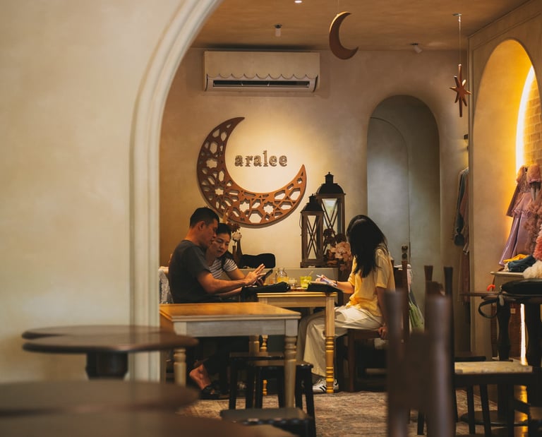 crowds chilling at Tearoom by Aralee Batam