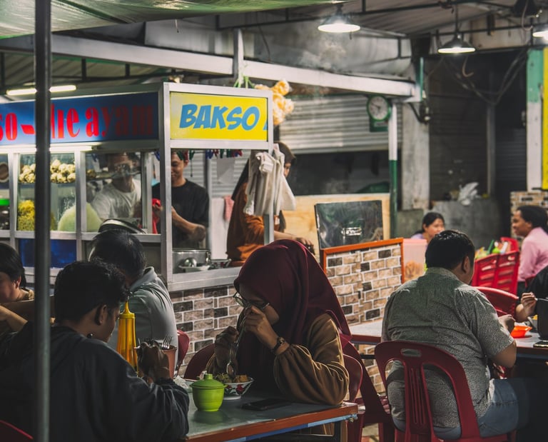 Crowds having dinner at Langgeng Mie Ayam Bakso Batam