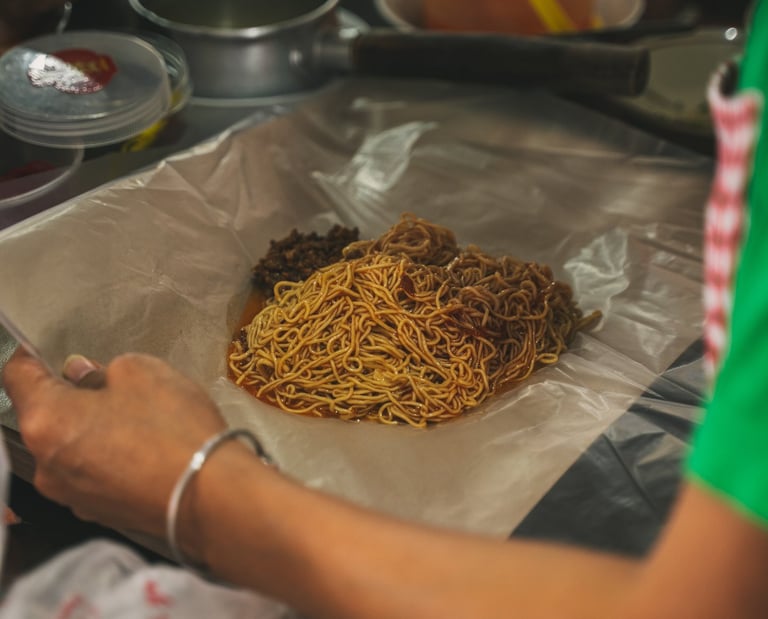chef preparing Mie Pangsit takeaway at Mie Pok Ahan Batam