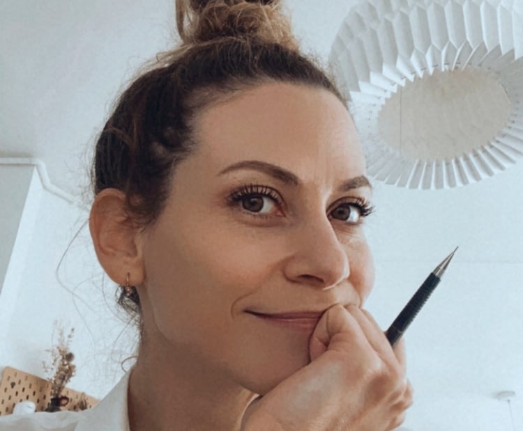 Portrait de l'artiste tatoueuse Hirocha avec son crayon à la main