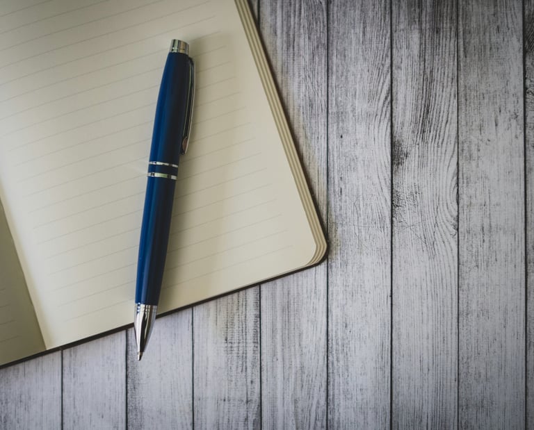 Caderno de anotações e caneta