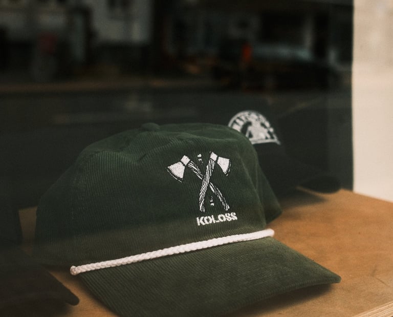 Brand Fotografie Rheine Detailaufnahme Auf Cap durch Fensterscheibe