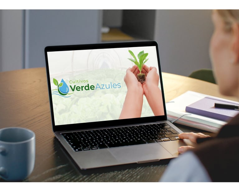 Persona utilizando una compuradora con el logo de cultuvos verdeazules y un par de manos sosteniendo una plantula com fondo