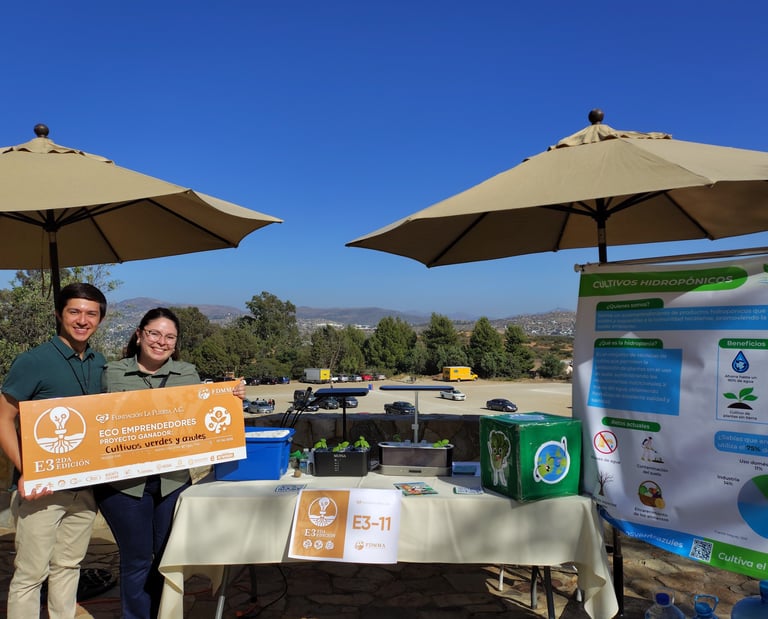 Ecoemprendedores sosteniendo premio en una feria de sostenibilidad