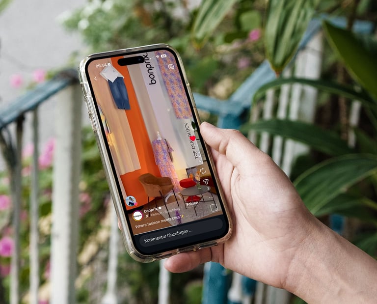 Person hält Handy und schaut Instagram-Reels von Bonporix an