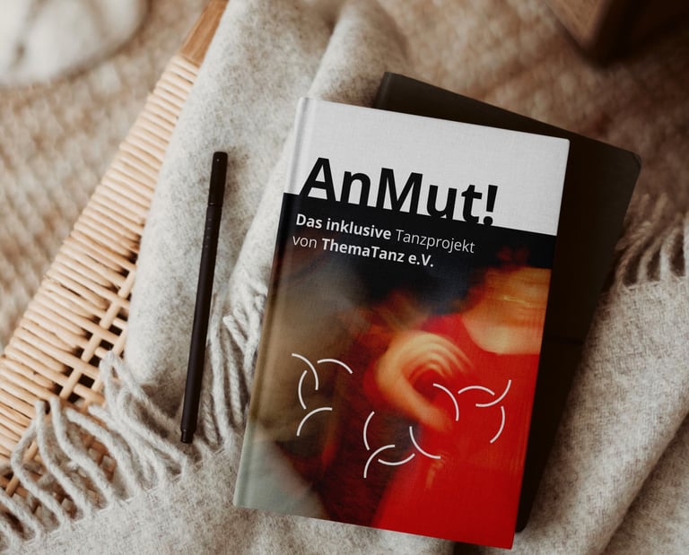 Gedruckte Broschüre „AnMut!” liegt auf Korbtisch