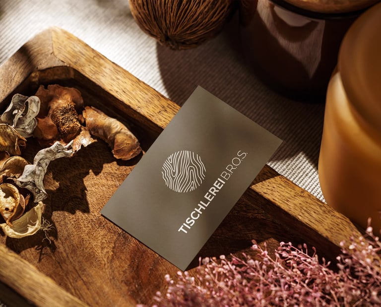 Visitenkarte von Tischerlei B.R.O.S. liegt auf Holzschale