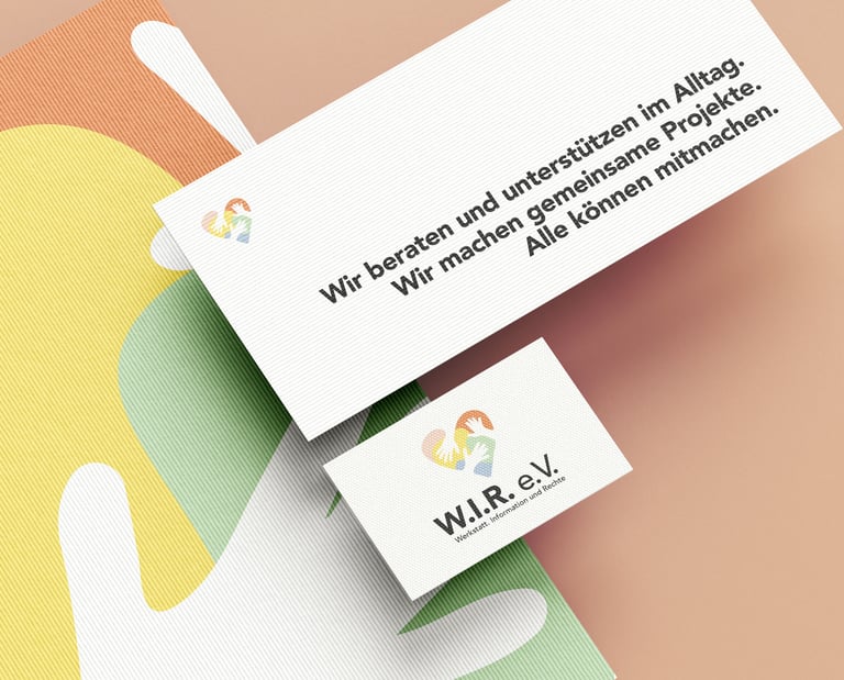 Drucksachen von W.I.R. e.V. Hamburg liegen auf orangem Hintergrund