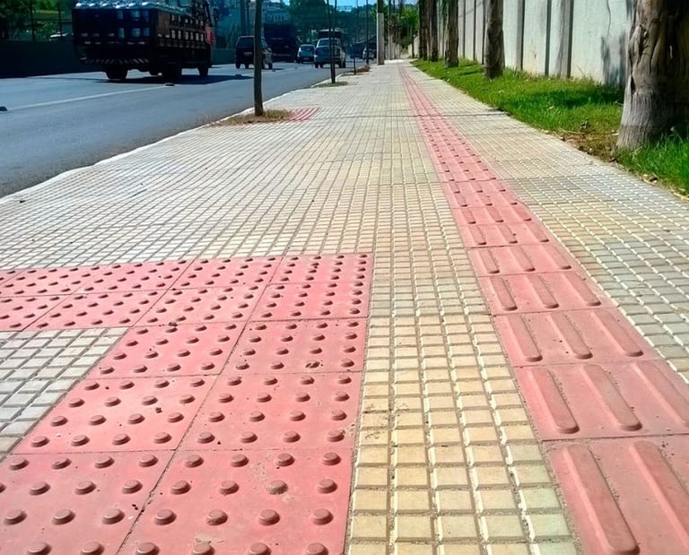 Piso tátil direcional e de alerta para acessibilidade urbana