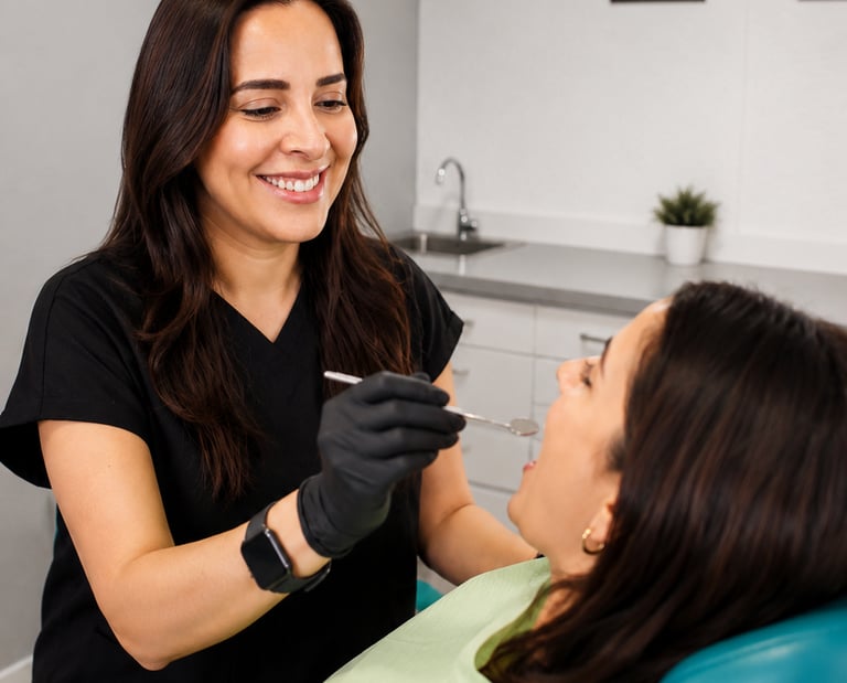 Dentista realizando revisión dental a paciente en Klinik Dent México durante consulta en Del Valle, CDMX.