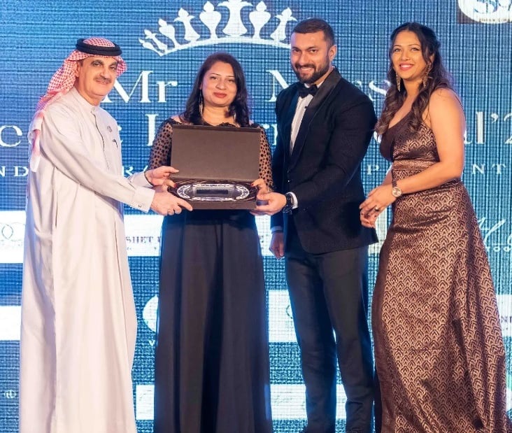 Priya fashions designer Priya Fernandes receiving award