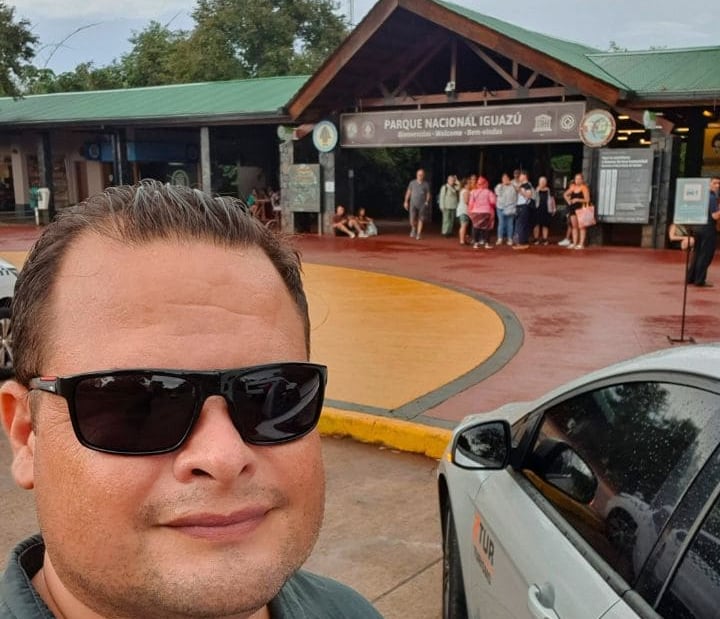 Guia de Turismo na entrada das Cataratas Argentinas
