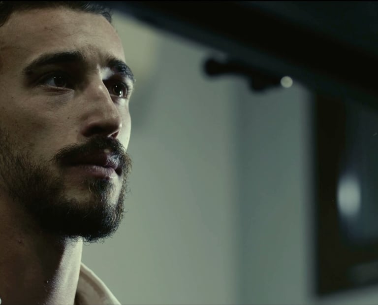 Lorenzo Neri in una scena del film "I Dinosauri".