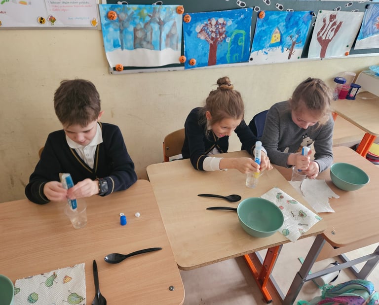 vaikai kartu atlieka eksperimentą