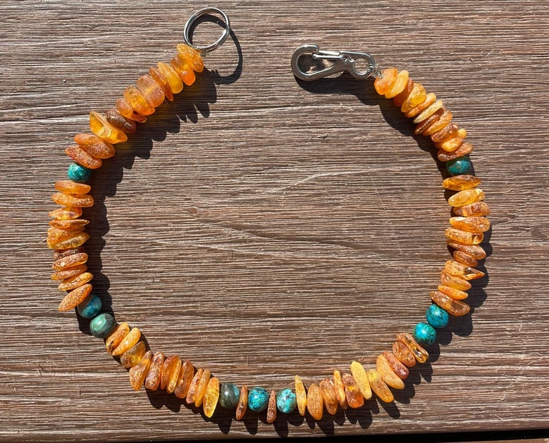 Zeckenhalsband aus rohem Bernstein und Chrysokollperlen