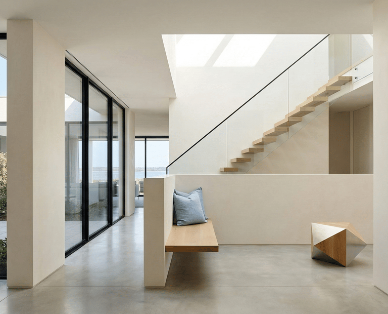 Interior de vivienda luminosa y moderna que transmite claridad y criterio