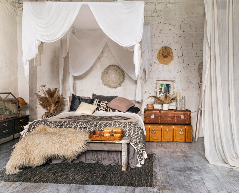 une chambre avec un lit à baldaquin