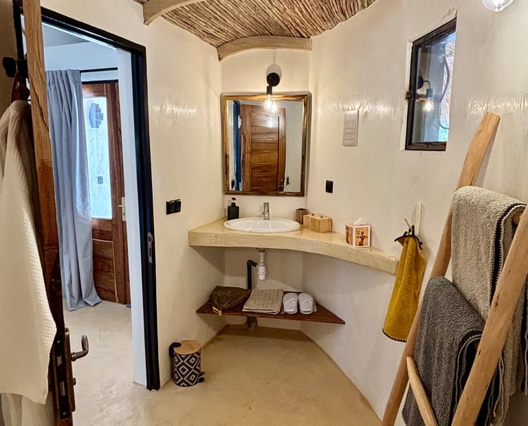 Vue de la salle de bain d'une chambre classique de l'hôtel de luxe, Maison Fimela, dans le Sine Saloum