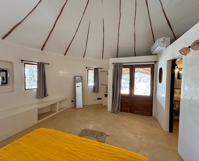 Vue intérieure d'une chambre classique du boutique hotel Maison Fimela dans le Sine Saloum