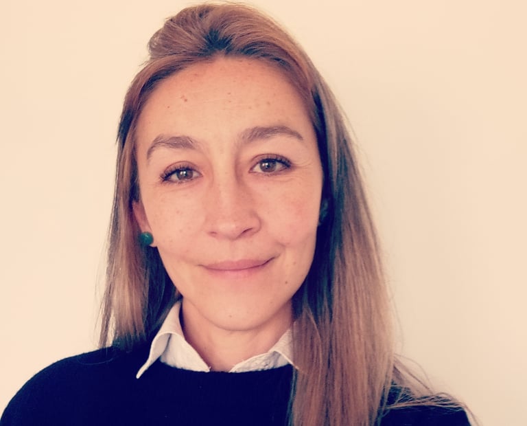 psicologa profesional sonriendo para una foto