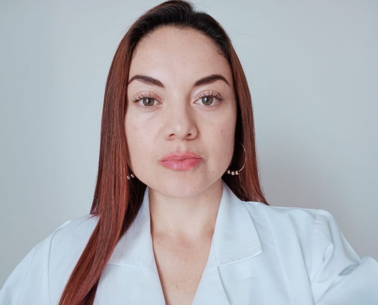 psicologa profesional sacandose una foto con ropa profesional