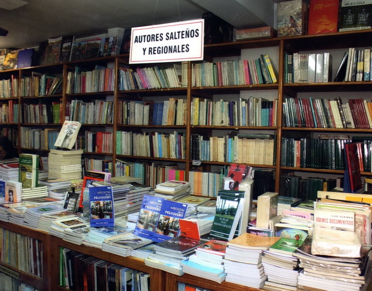 Librería en Salta, destacándose Libros del Escritor Ramón H. Romero.