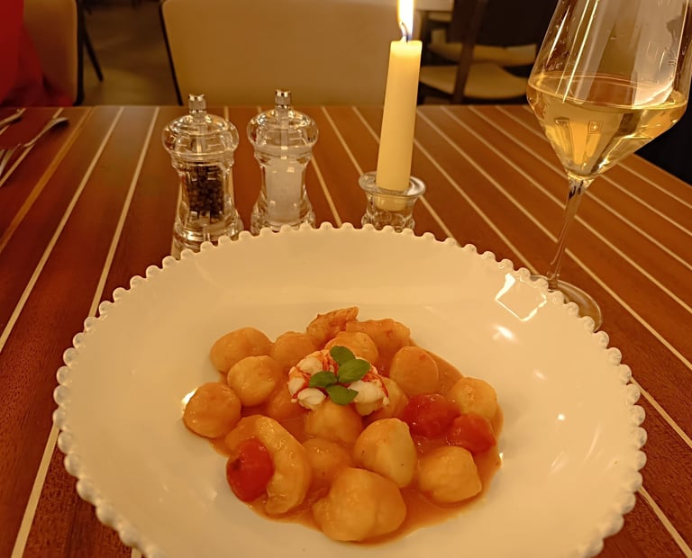 Gnocchi di pesce con pomodorini serviti al ristorante Sant’Andrea