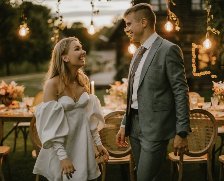 vestuvės gamtoje ir jaunųjų pora žiūri vienas į kitą šiltoje emocijoje