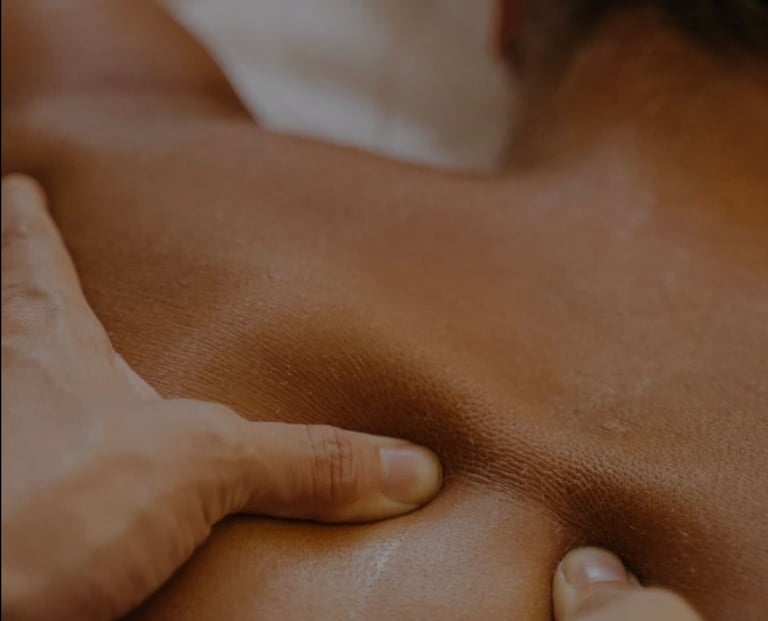 Massage sur le haut du dos