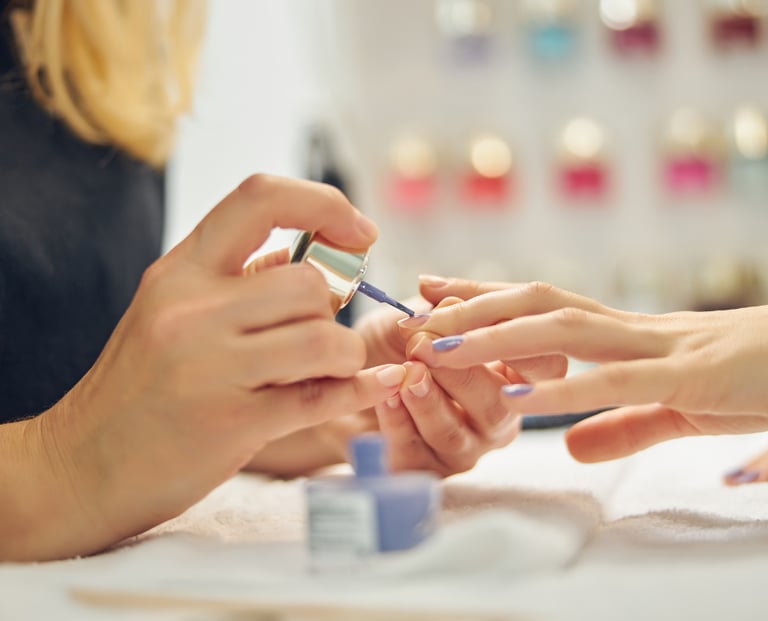 nail technition coloring finger nails for customer