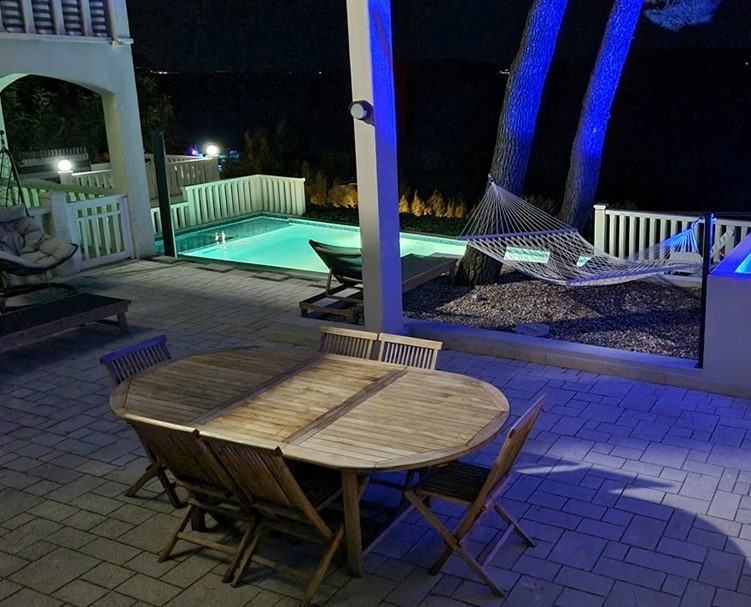 The photo shows the central part of the courtyard and the illuminated pool.