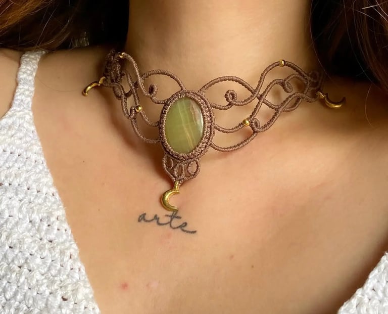 Collar de macramé estilo bohemio con piedra verde y dijes dorados, joyería artesanal hecha a mano
