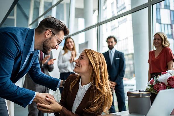 Un hombre y una mujer felices de verse y se aprietan las manos.