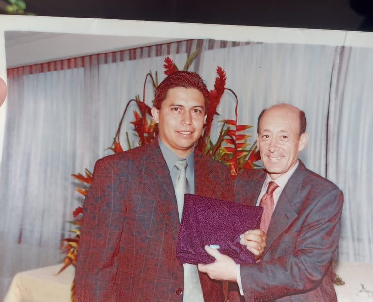 Aqui, recibiendo el premio a Mejor oficina de la Zona Norte en el Ranking de Calidad Total