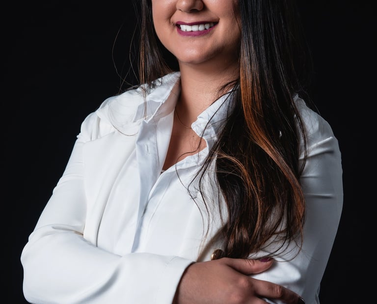 Retrato profissional de advogada especialista com blazer azul.