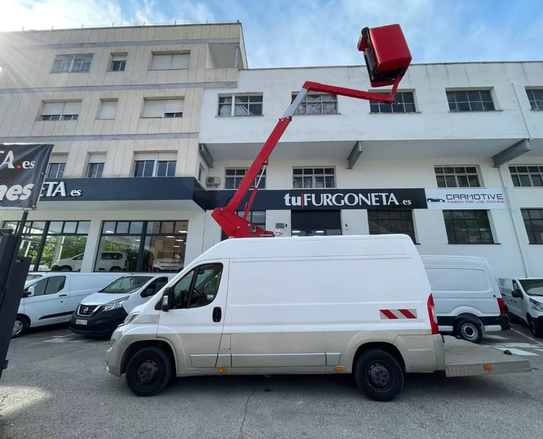 Furgoneta con cesta elevadora