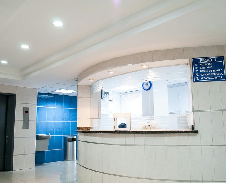 El área de recepción de una clínica médica limpia y moderna, con paredes blancas con aroma Mayan Ac 