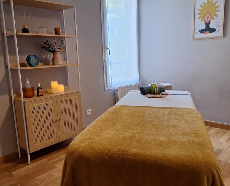 Cabine de massage avec décoration soignée et table chauffante