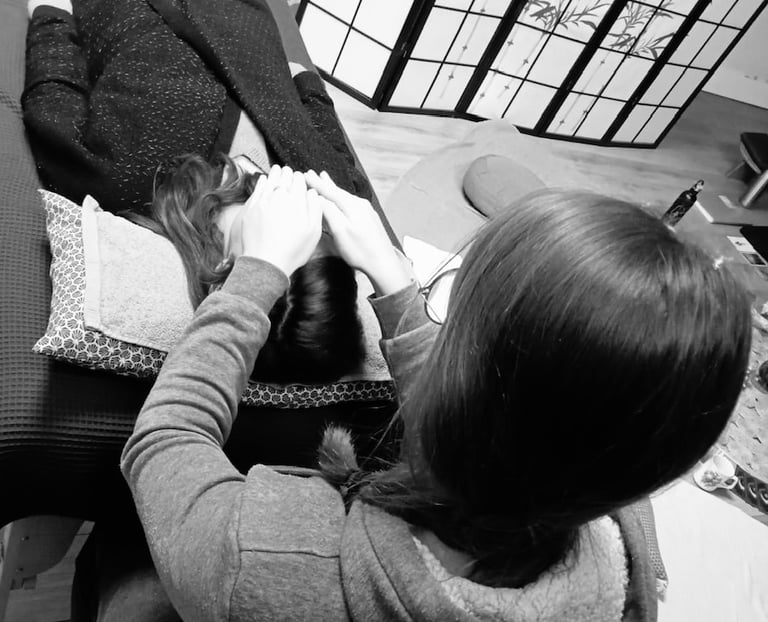 femme qui donne un soin energetique a une autre femme lors d'une formation magnetisme à nantes avec Christophe Meunier