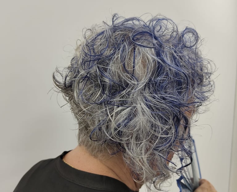 Coloración fatasia en The Hair Therapy peluquería de Ripollet