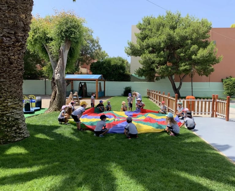 παιδια παιζουν στο γκαζον σε παιδικο σταθμο