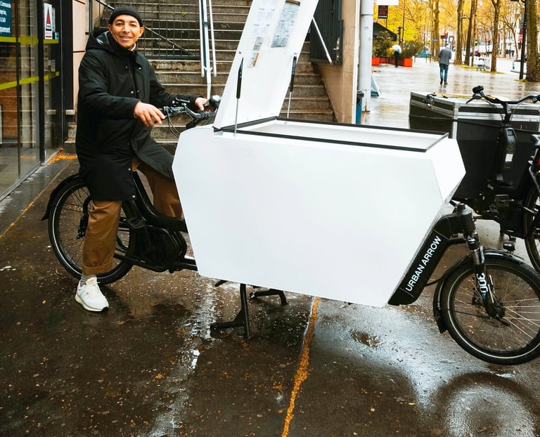alt="nettoyage chaises Paris à vélo cargo"