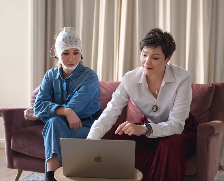 neurocoach pokazuje klientce wyniki