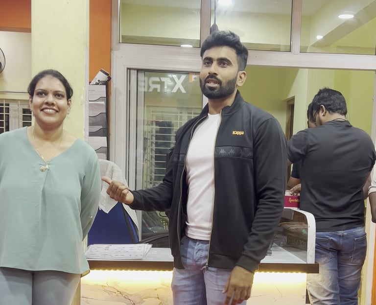 man appreciating woman for weight loss in Thuraiyur gym.