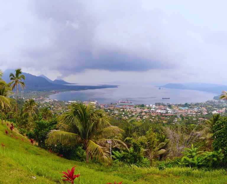 Vista do vulcão e mar em Rabaul.