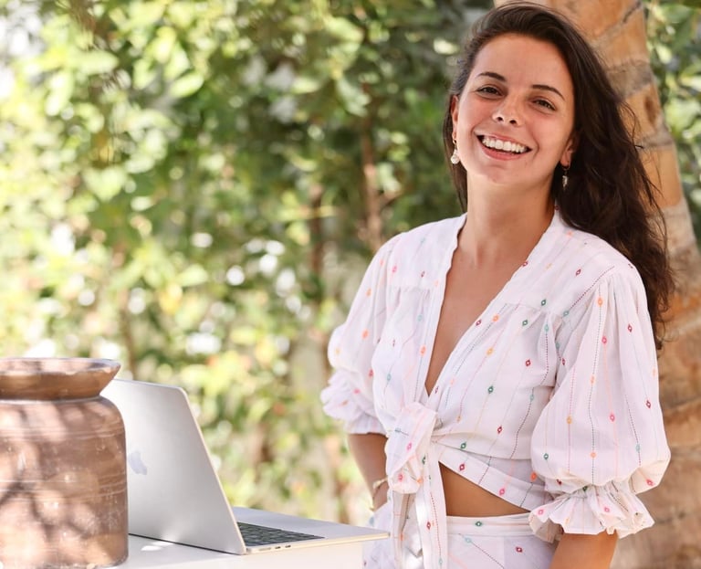 Sarah de Sienna Conciergerie traitant les demandes clients à Saint-Tropez