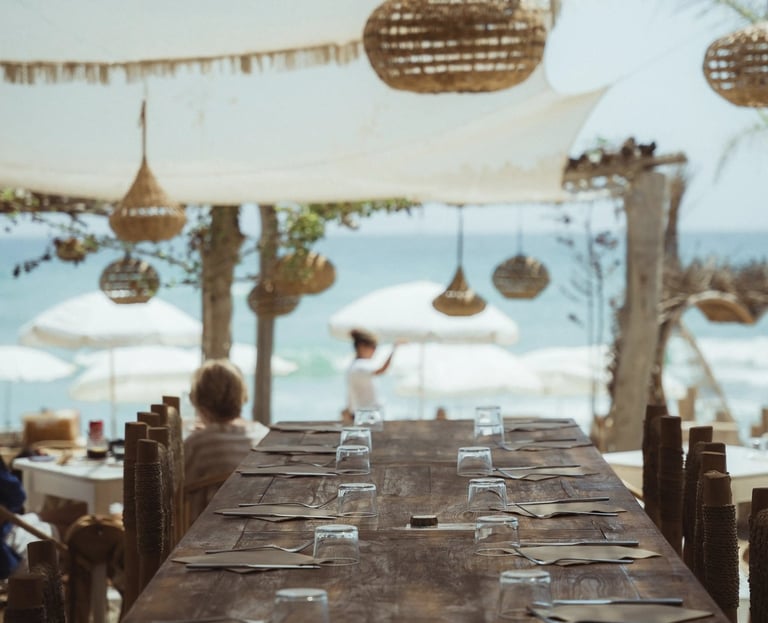 Table élégamment dressée avec vue imprenable sur la mer Méditerranée