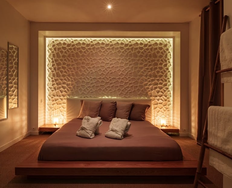 Lit de la love room bretagne dans une suite de luxe, pour une nuit insolite avec jacuzzi privatif