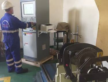 Our service team operates a dynamic balancing machine for turbocharger rotor repair.