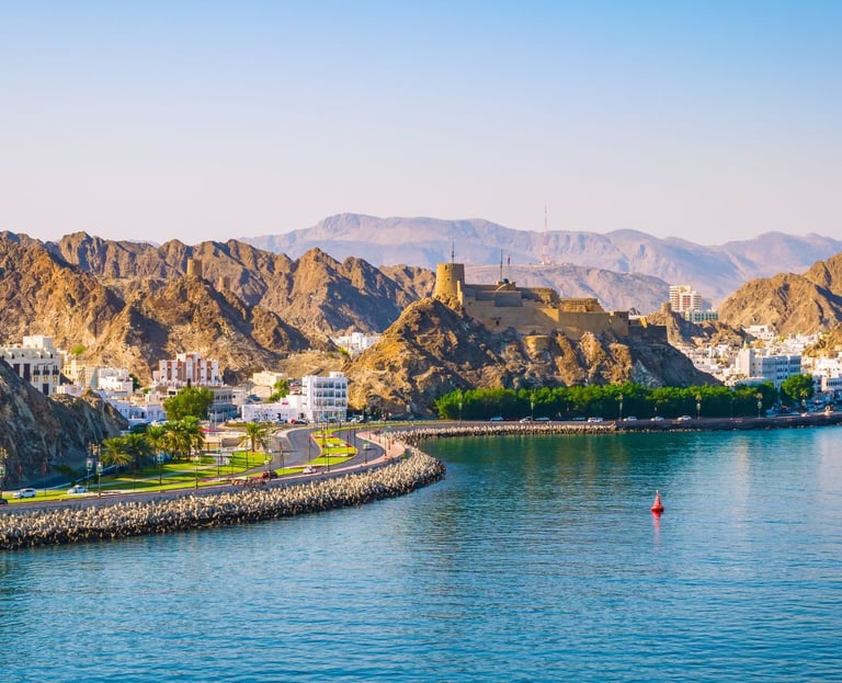 Vista da Cidade de Muscat chegando de navio.